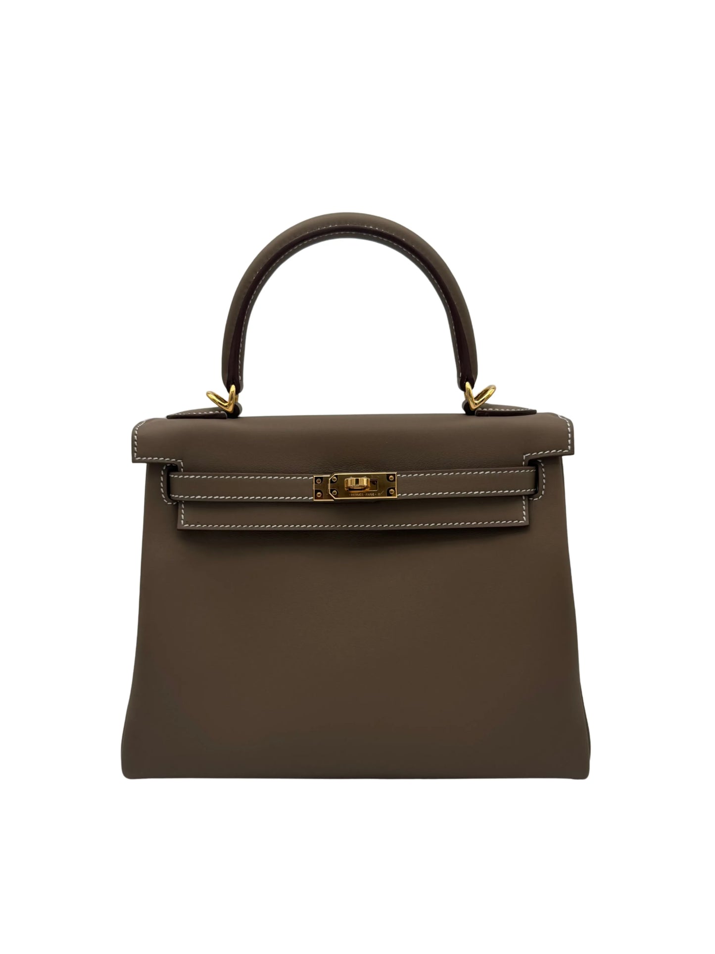 Hermès Kelly 25 piel swift color top con herrajes dorados en Marbella. / Hermès Kelly 25 in Etoupe Swift leather with gold hardware.