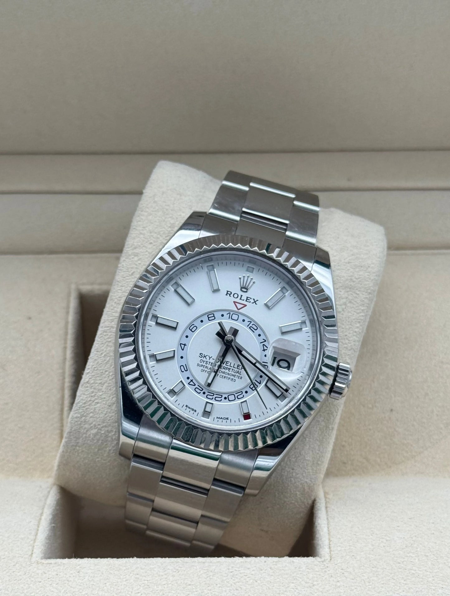 Rolex Sky-Dweller acero, esfera blanca, brazalete Oyster, bisel estriado, año 2019. White dial steel Sky-Dweller, fluted bezel, Oyster bracelet, 2019.