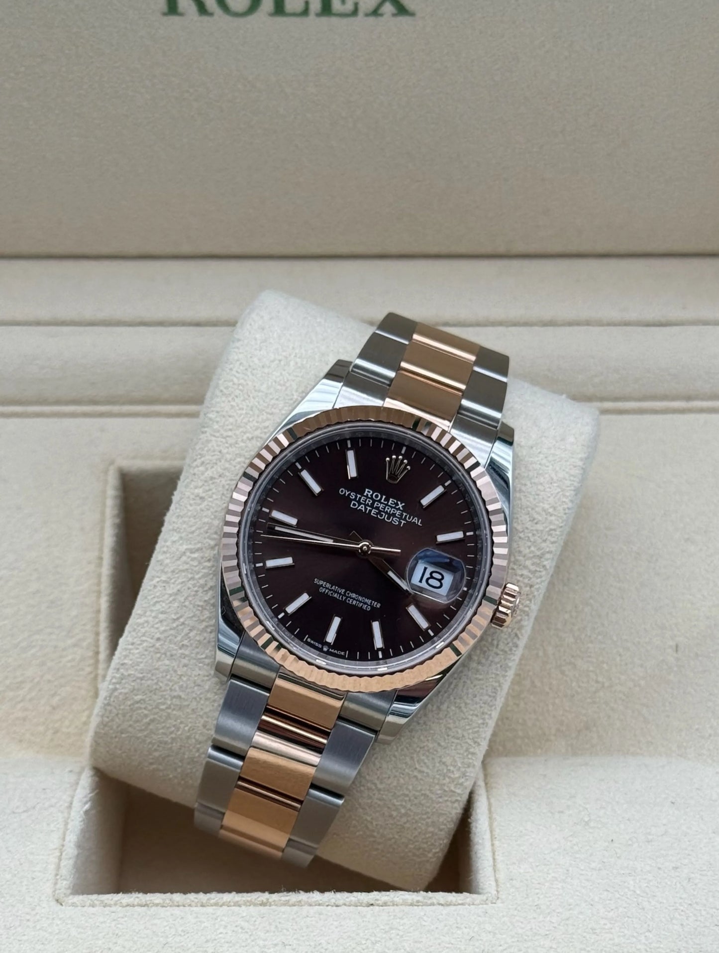 Rolex Datejust 36mm con esfera chocolate, acero y oro rosa, bisel estriado y brazalete Oyster. Año 2023, en muy buen estado, con caja y garantía.