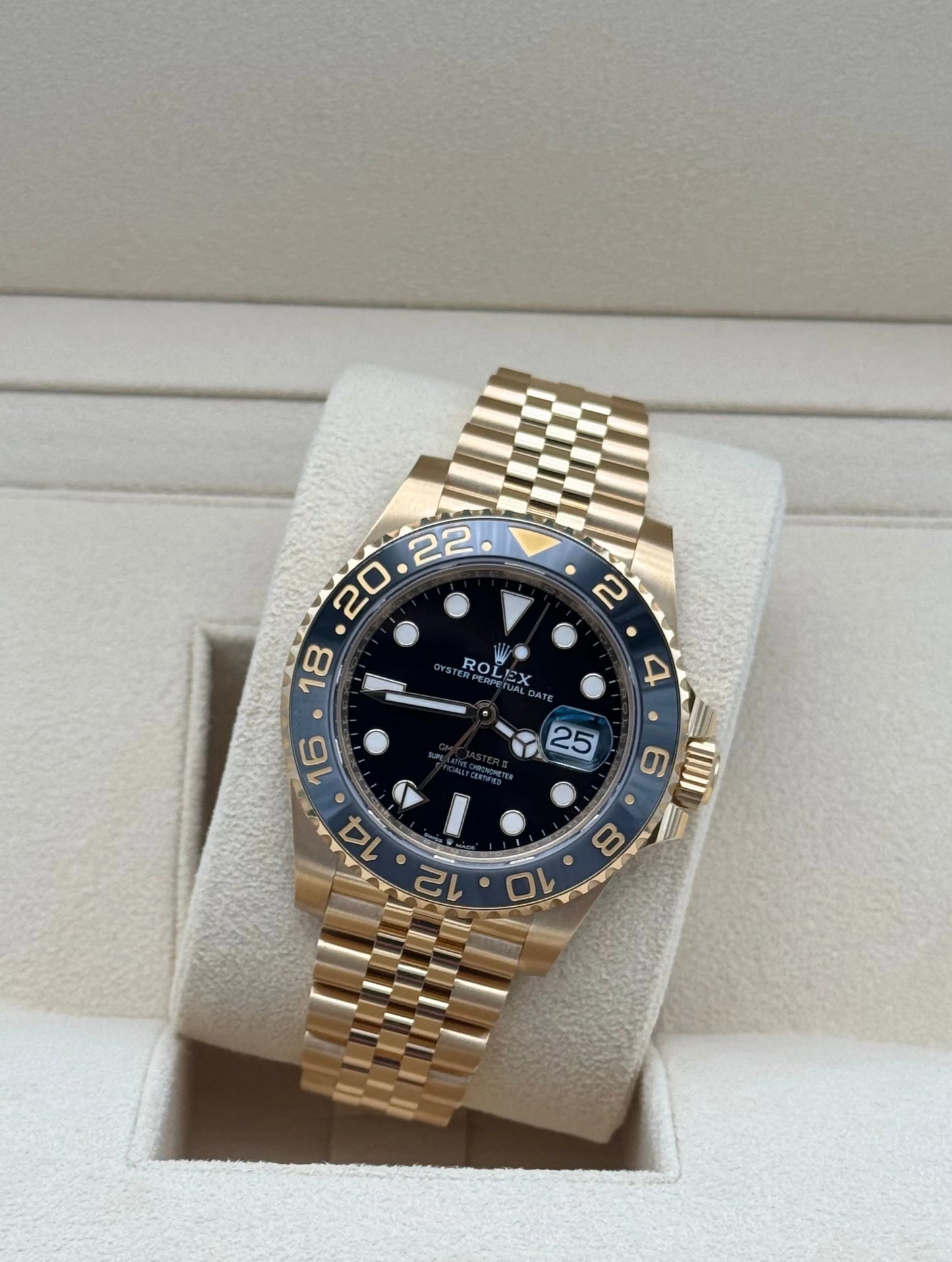 Rolex GMT-Master II 126718GRNR oro amarillo brazalete Jubilee bisel gris negro 2025 con caja y garantía