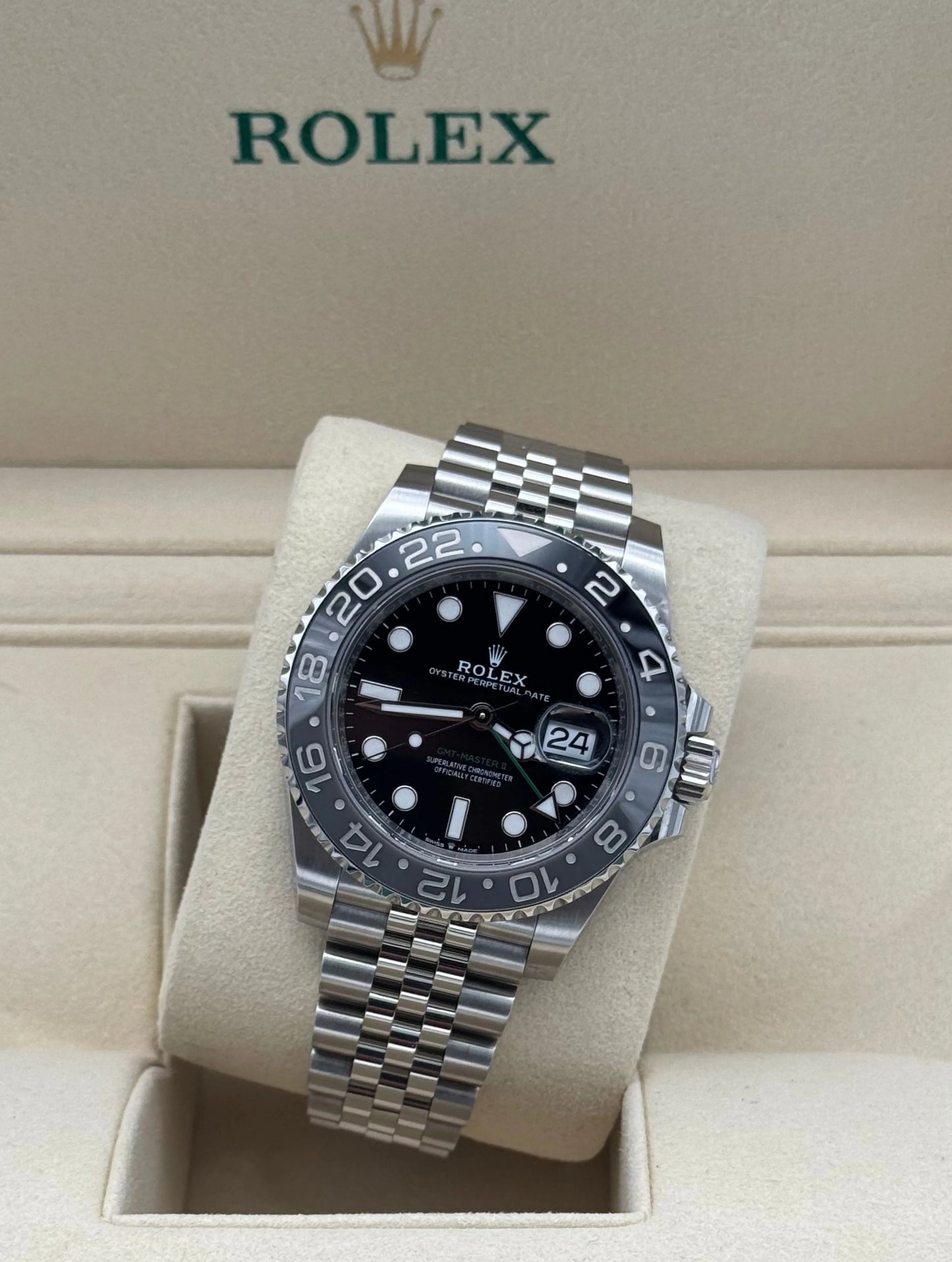 Rolex GMT-Master II Bruce Wayne 126710GRNR nuevo año 2025 con brazalete Jubilee y bisel gris y negro // New 2025 Rolex GMT-Master II Bruce Wayne 126710GRNR with Jubilee bracelet.