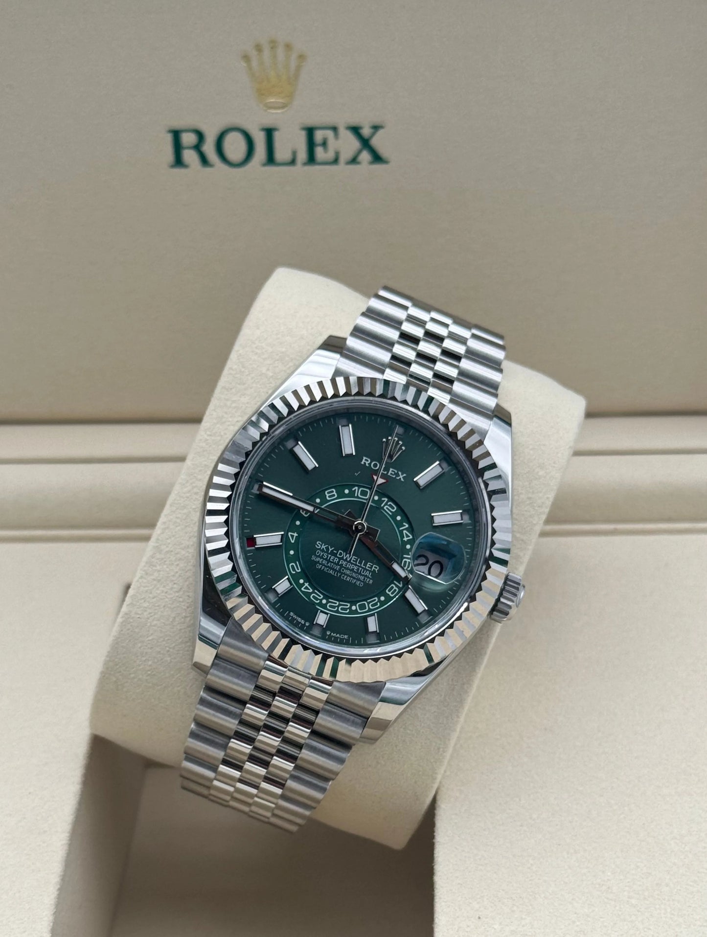Rolex Sky-Dweller acero y oro con esfera verde, año 2025, brazalete Jubilee. Rolex Sky-Dweller green dial, 2025, Jubilee bracelet.