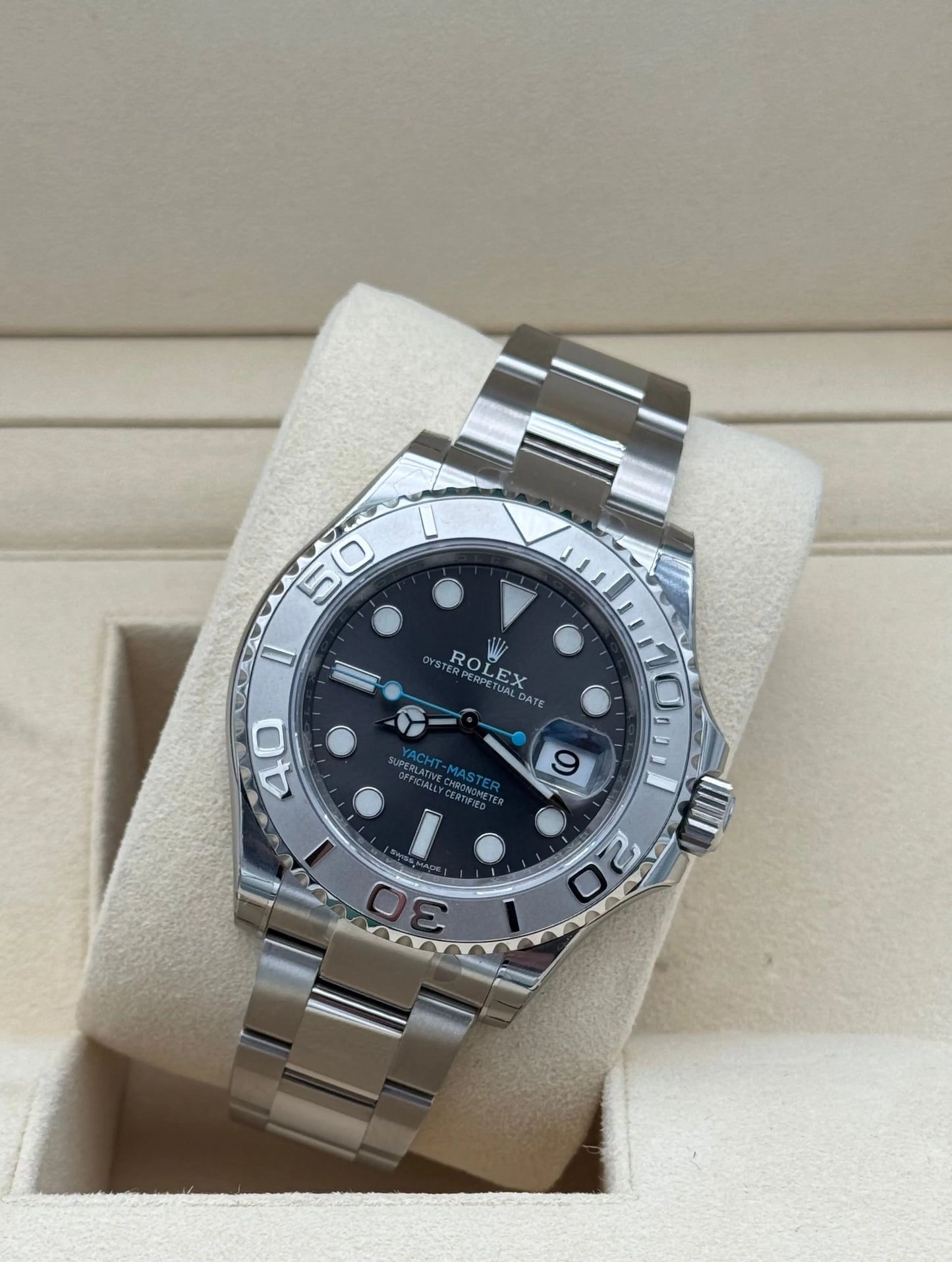 Rolex Yacht-Master 40mm ref. 116622 con esfera rodio y brazalete Oyster – año 2018. Con caja y tarjeta de garantía.
Rolex Yacht-Master 40mm ref. 116622 Rhodium dial with Oyster bracelet – 2018. Includes box and warranty card.