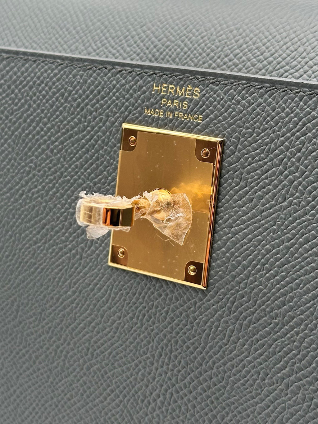 Hermès Kelly 28 Epsom Verde Almendra Herraje Dorado
