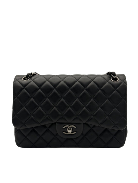 Buy Chanel Classic Jumbo Black Lambskin Ruthenium-Tone Metal full set in Marbella | Compra bolso Chanel clásico tamaño jumbo, compraventa de artículos de segunda mano. Envio internacional.