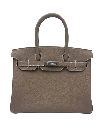 Hermès Birkin 30 color Etoupe, piel Epsom, herrajes paladio, año 2025. / Hermès Birkin 30 Etoupe in Epsom leather with palladium hardware, year 2025.