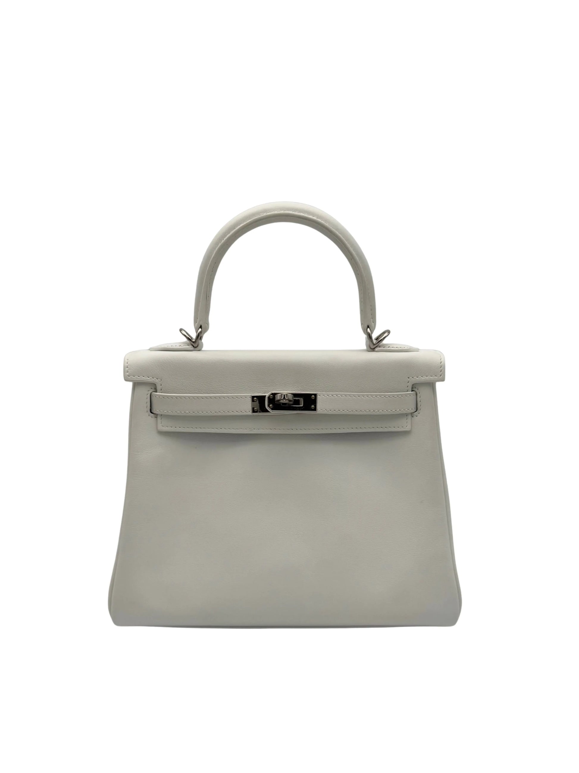 Hermès Kelly 25 blanco en piel Swift con herrajes paladio en Marbella. / Hermès Kelly 25 in white Swift leather with palladium hardware, from France.