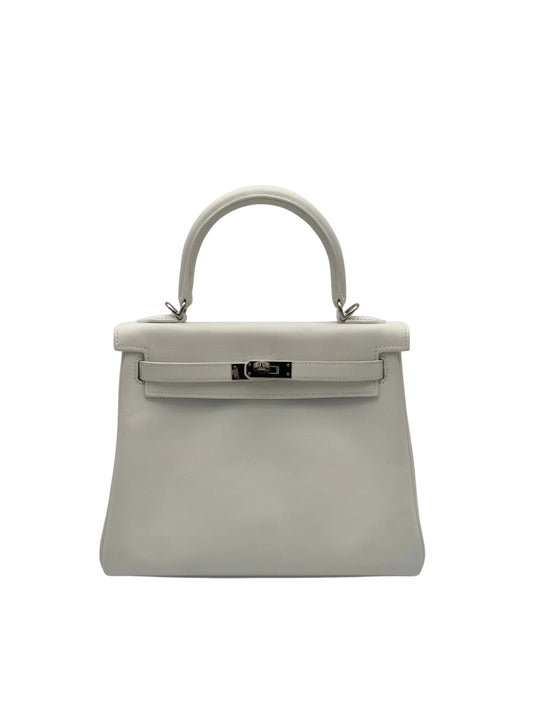 Hermès Kelly 25 blanco en piel Swift con herrajes paladio en Marbella. / Hermès Kelly 25 in white Swift leather with palladium hardware, from France.