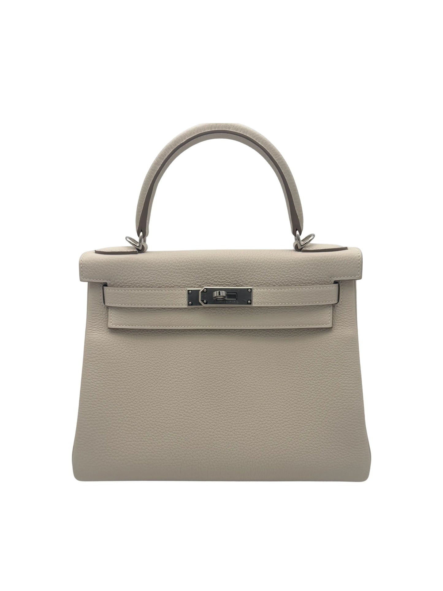 Hermès Kelly 28 color Craie en piel Togo con herrajes paladio, año 2025. / Hermès Kelly 28 Craie in Togo leather with palladium hardware, year 2025.