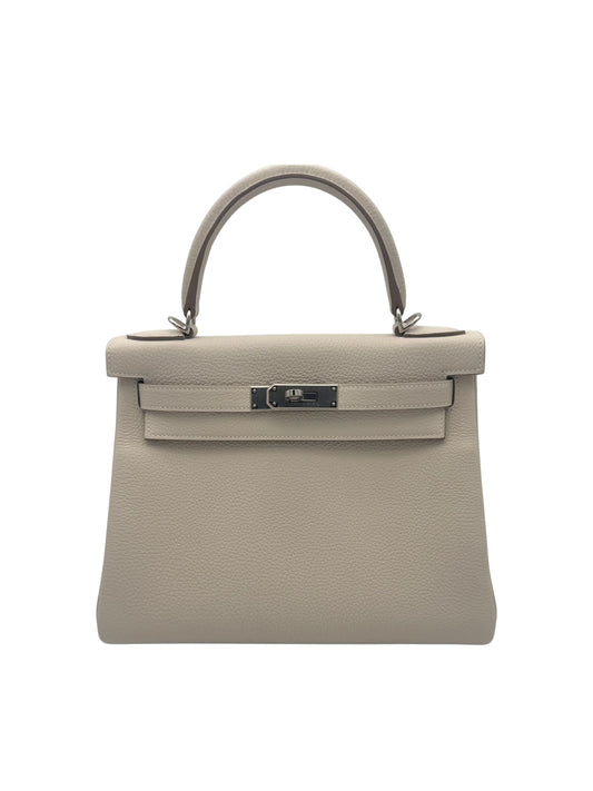 Hermès Kelly 28 color Craie en piel Togo con herrajes paladio, año 2025. / Hermès Kelly 28 Craie in Togo leather with palladium hardware, year 2025.