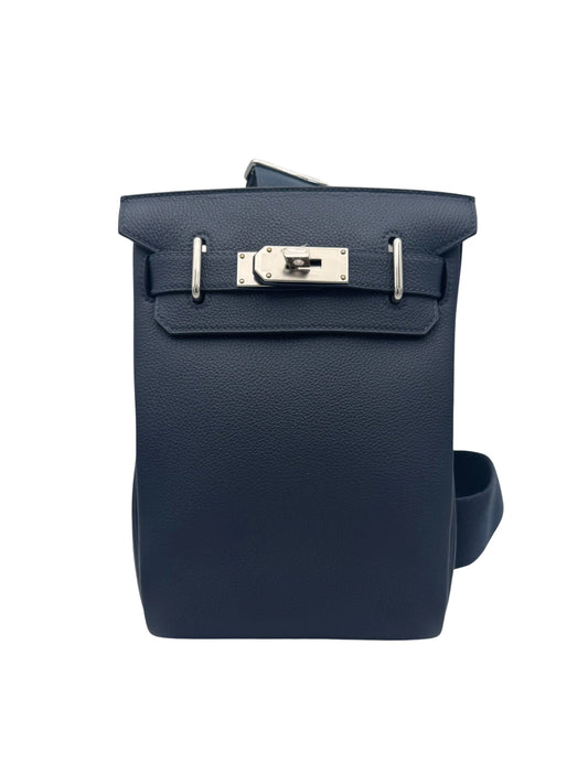 Hermes Hac A Dos PM de piel Togo azul marino, herrajes paladio, año 2025, full set. Blue Navy Togo leather, palladium hardware.