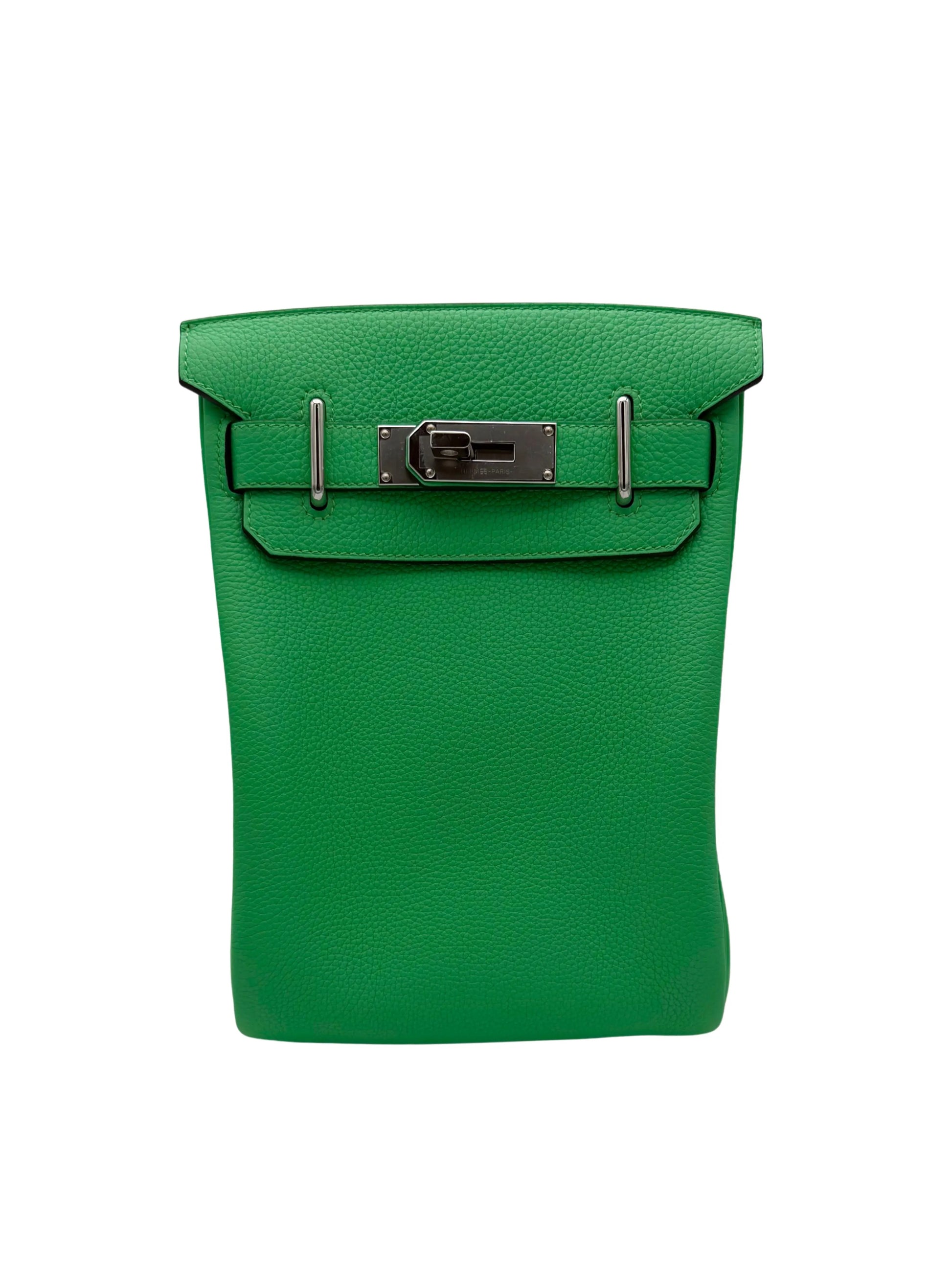 Hermes Hac A Dos PM de piel Togo verde, herrajes paladio, año 2024, full set. vert comics Togo leather, palladium hardware.