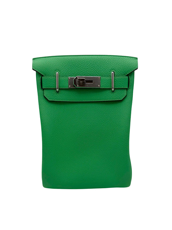 Hermes Hac A Dos PM de piel Togo verde, herrajes paladio, año 2024, full set. vert comics Togo leather, palladium hardware.