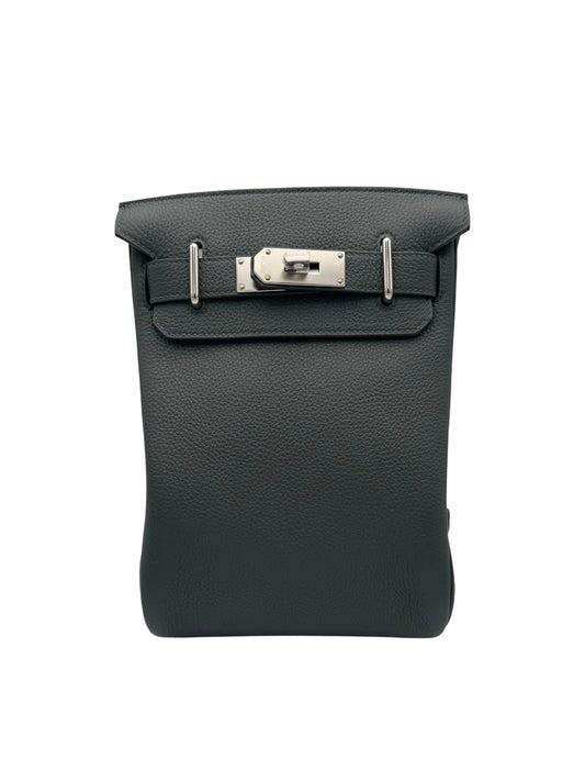 Hermes Hac A Dos PM de piel Togo verde, herrajes paladio, año 2025, full set. vert mangrove Togo leather, palladium hardware.