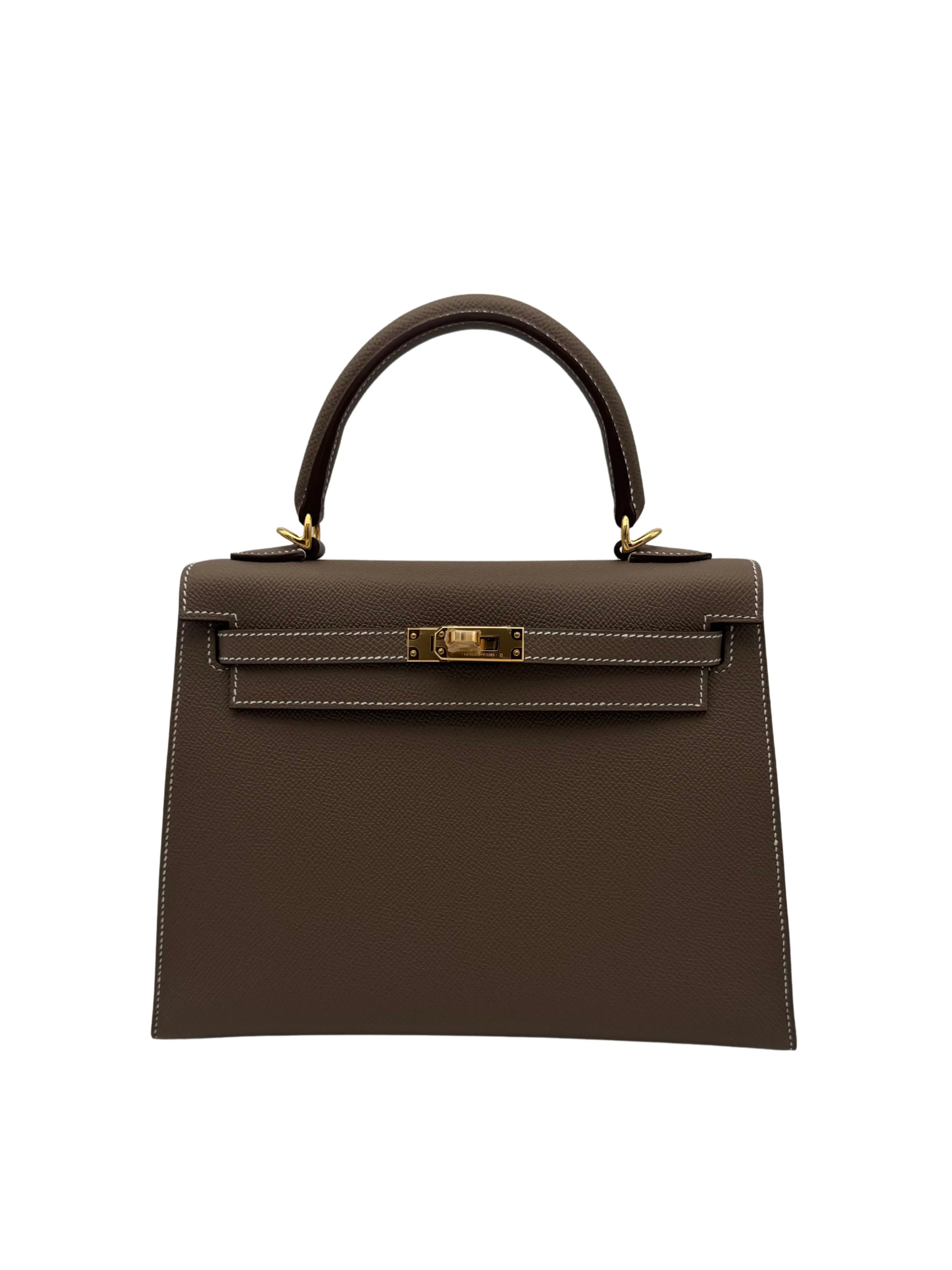 Hermès Kelly 25 Epsom Etoupe con herrajes dorados, año 2025, cuero Epsom, incluye caja, dust bag, correa, llaves, candado e invoice.