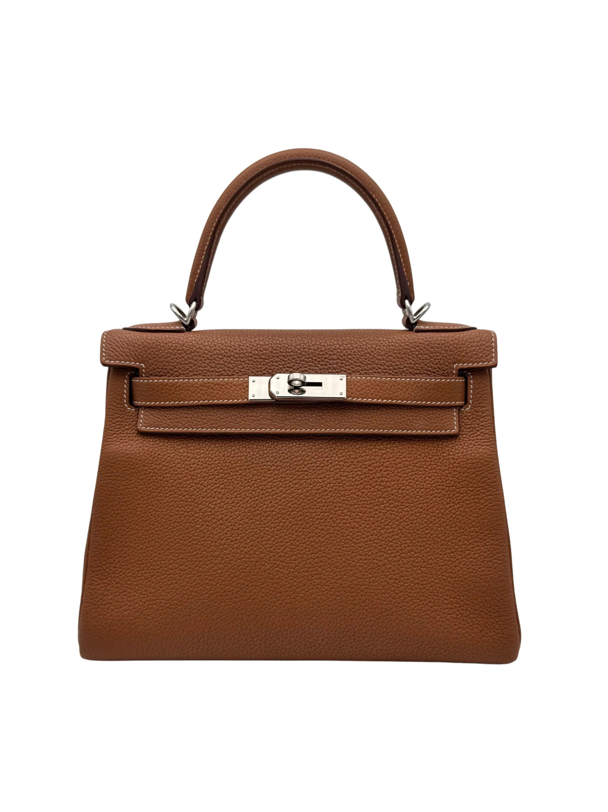 Hermès Kelly 28 color gold en piel Togo con herrajes paladio. / Hermès Kelly 28 gold  in Togo leather with palladium hardware.