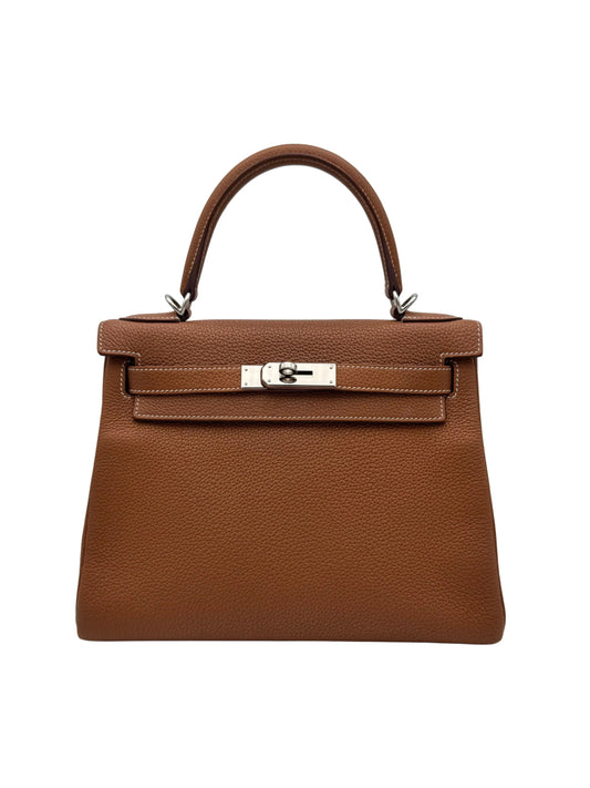 Hermès Kelly 28 color gold en piel Togo con herrajes paladio. / Hermès Kelly 28 gold  in Togo leather with palladium hardware.