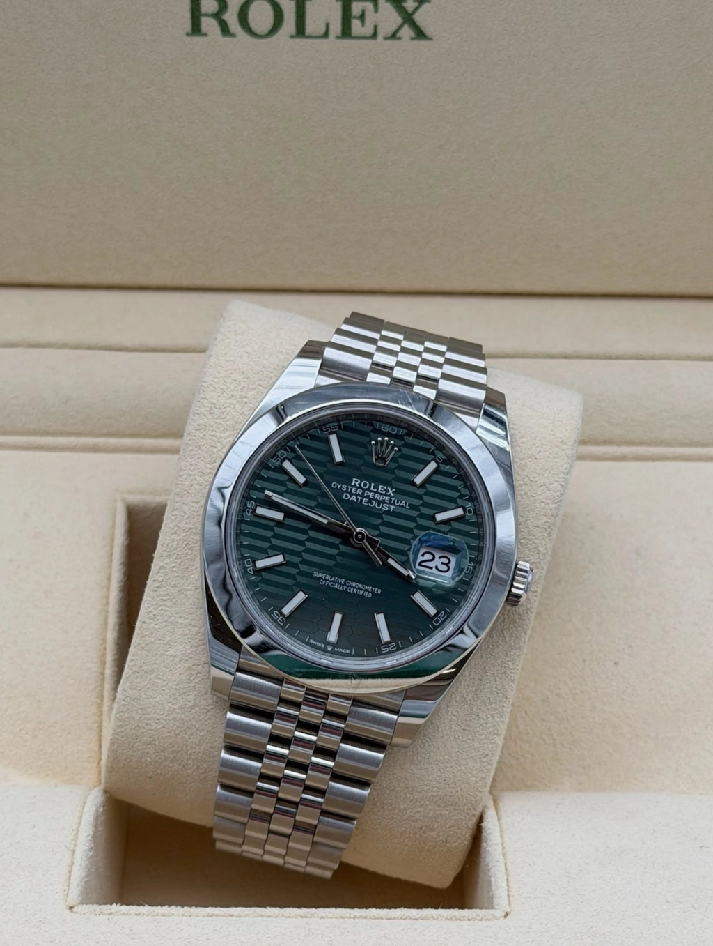 Rolex Datejust 41mm GreenMotif Dial Smooth Bezel full set in Sotogrande | rolex datejust 41mm esfera verde bisel liso, envio internacinal.