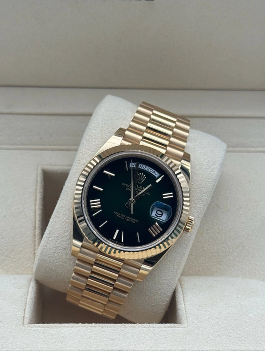Rolex Day-Date 40mm oro amarillo con esfera Green Ombre, brazalete President, año 2025. / Rolex Day-Date 40mm gold with Green Ombre dial, President bracelet, 2025.