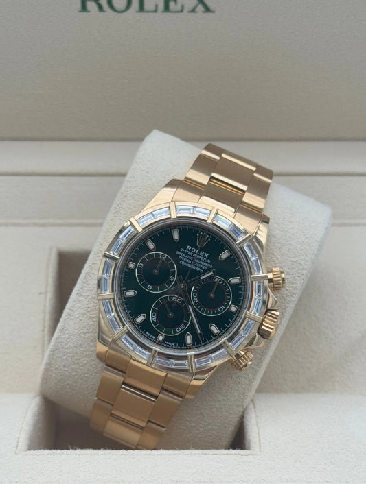 Rolex Daytona 116588BR de oro con esfera verde John Mayer y bisel con diamantes baguette. Año 2018, 40mm. Incluye caja y garantía.
Rolex Daytona 116568BR gold with green John Mayer dial and baguette diamond bezel. Year 2018, 40mm. Includes box and warranty.