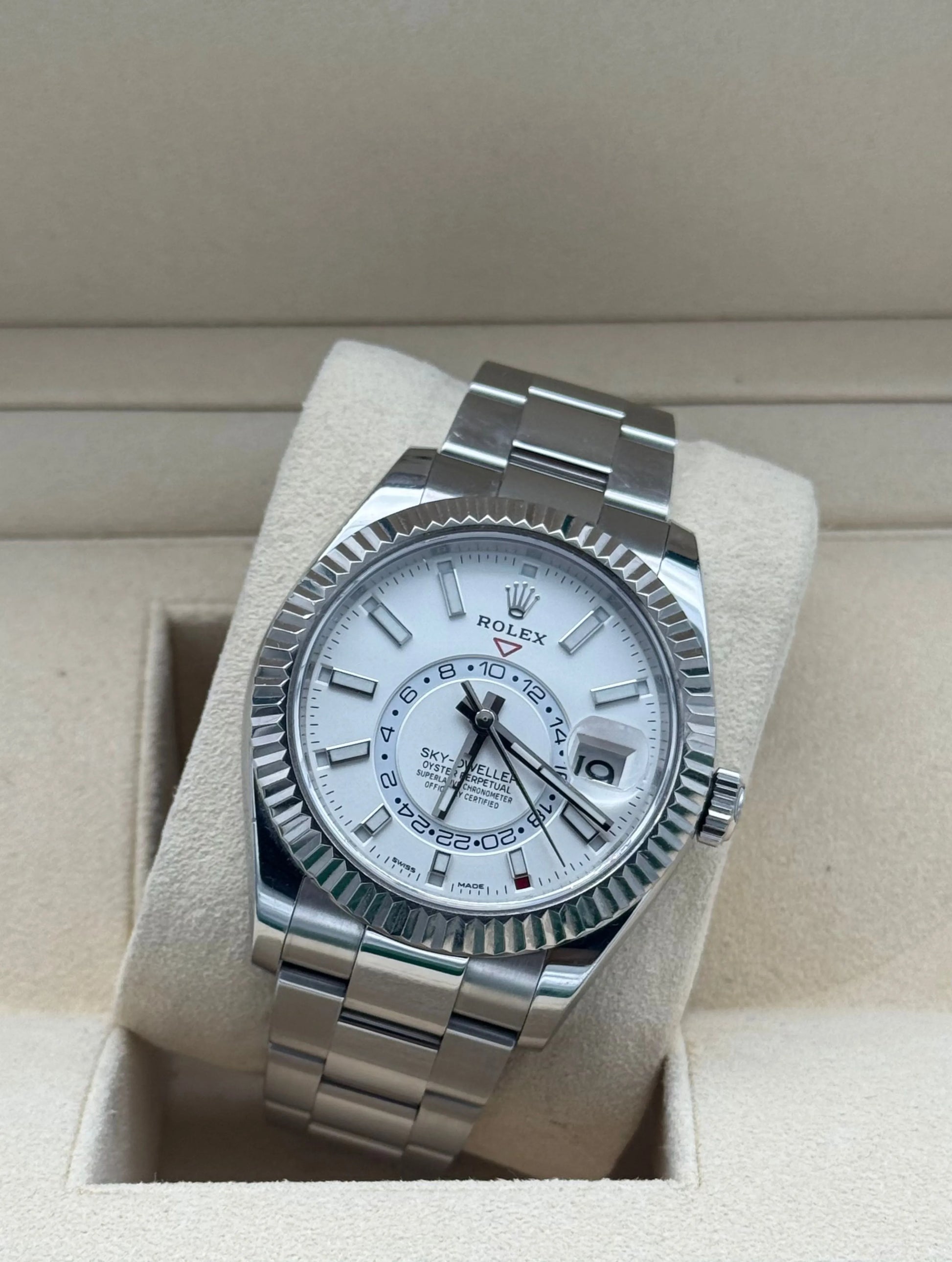 Rolex Sky-Dweller acero, esfera blanca, brazalete Oyster, bisel estriado, año 2019. White dial steel Sky-Dweller, fluted bezel, Oyster bracelet, 2019.