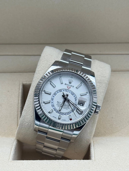 Rolex Sky-Dweller acero, esfera blanca, brazalete Oyster, bisel estriado, año 2019. White dial steel Sky-Dweller, fluted bezel, Oyster bracelet, 2019.