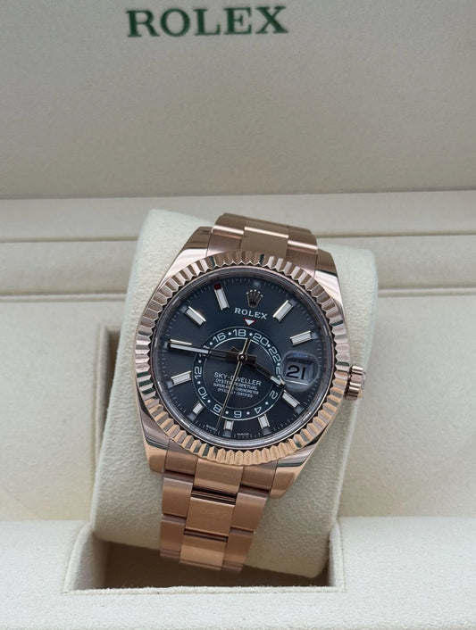 Rolex Sky-Dweller oro rosa, esfera gris, brazalete Oyster, bisel estriado, año 2019. Grey Dial Rose Gold Sky-Dweller, fluted bezel, Oyster bracelet, 2021.