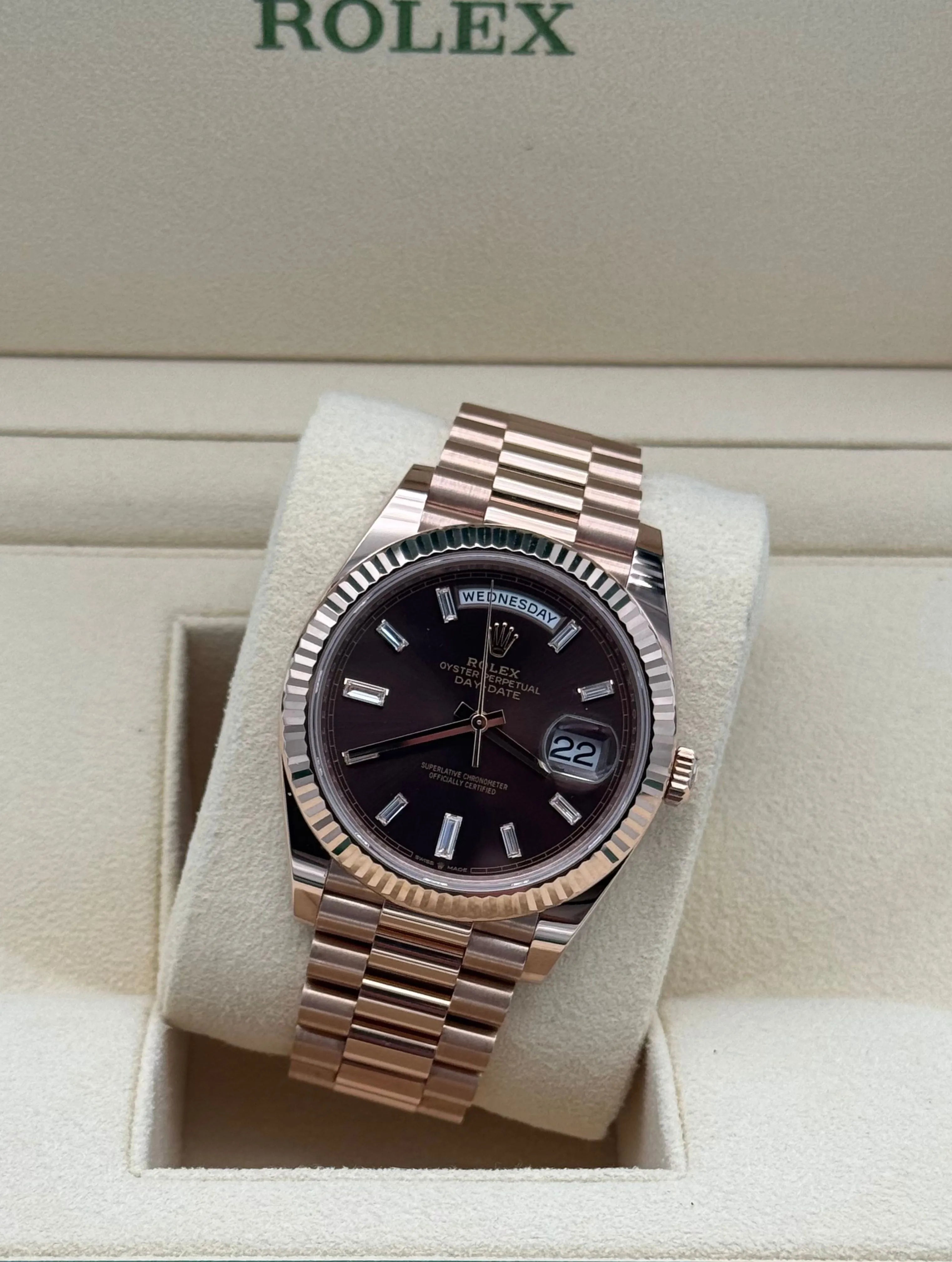 Rolex Daydate oro rosa esfera chocolate baguette 2022 full set original - reloj de lujo disponible en Marbella con envío internacional