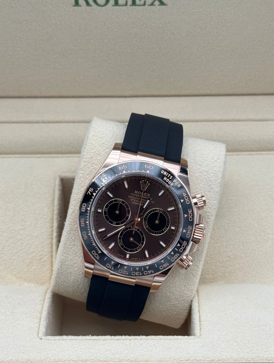 Rolex Daytona Rose Gold Oysterflex Chocolate Dial 2025 full set original - reloj de lujo disponible en Marbella con envío internacional.
