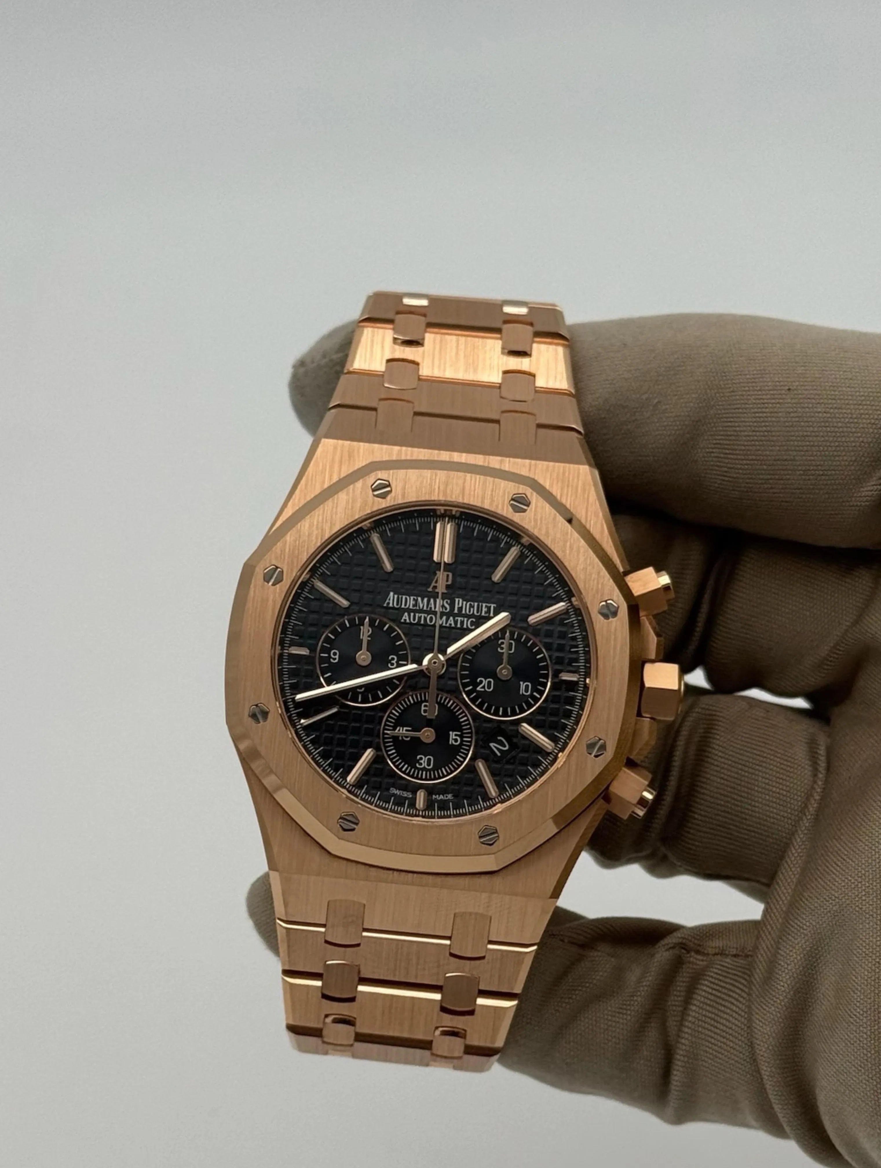 Audemars Piguet Royal Oak Chronograph de 41mm en oro rosa, esfera negra, año 2017, estado como nuevo, incluye papeles de garantía.
