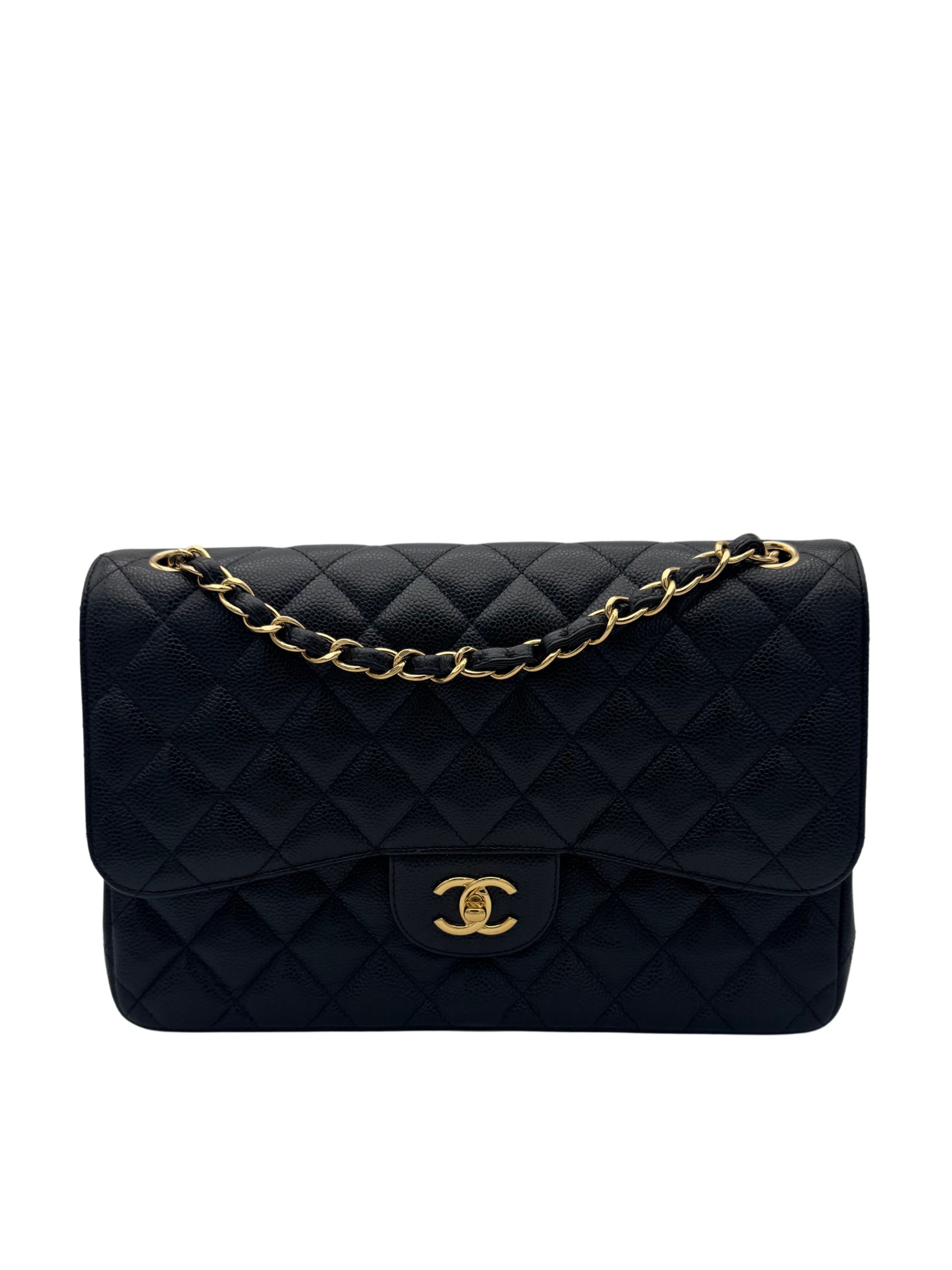 Bolso Chanel Jumbo clásico de piel caviar negra con herrajes dorados, full set, disponible en Marbella // Chanel Classic Jumbo black caviar leather bag with gold-tone hardware, full set available in Marbella