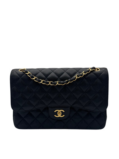 Bolso Chanel Jumbo clásico de piel caviar negra con herrajes dorados, full set, disponible en Marbella // Chanel Classic Jumbo black caviar leather bag with gold-tone hardware, full set available in Marbella