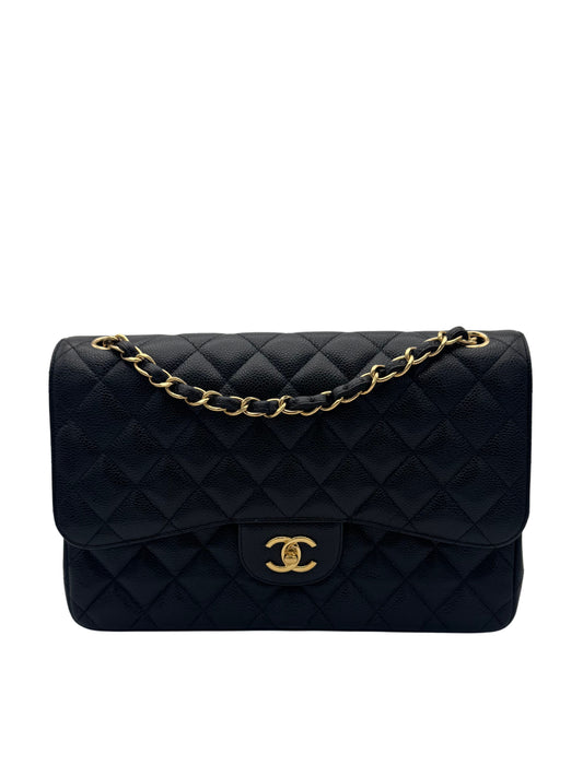 Bolso Chanel Jumbo clásico de piel caviar negra con herrajes dorados, full set, disponible en Marbella // Chanel Classic Jumbo black caviar leather bag with gold-tone hardware, full set available in Marbella