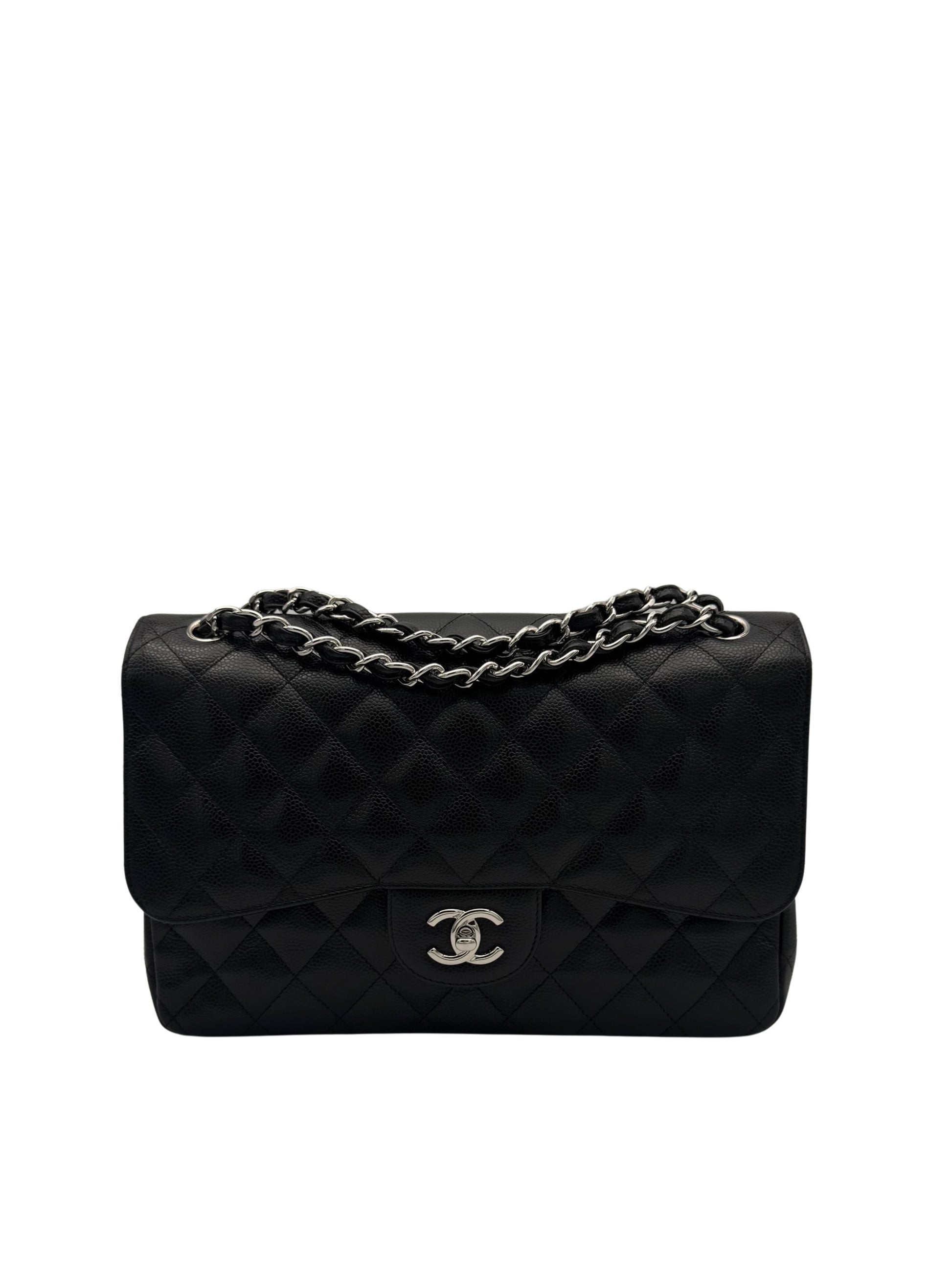 Bolso Chanel Jumbo clásico de piel caviar negra con herrajes plateados, full set, disponible en Marbella // Chanel Classic Jumbo black caviar leather bag with silver-tone hardware, full set available in Marbella