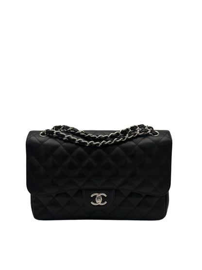Bolso Chanel Jumbo clásico de piel caviar negra con herrajes plateados, full set, disponible en Marbella // Chanel Classic Jumbo black caviar leather bag with silver-tone hardware, full set available in Marbella