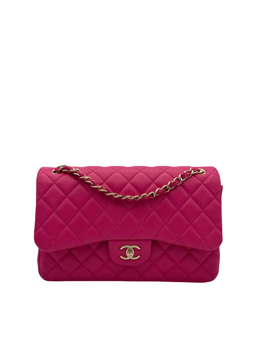 Bolso Chanel Jumbo clásico de piel caviar rosa con herrajes dorados, full set, disponible en Marbella // Chanel Classic Jumbo pink caviar leather bag with gold-tone hardware, full set available in Marbella