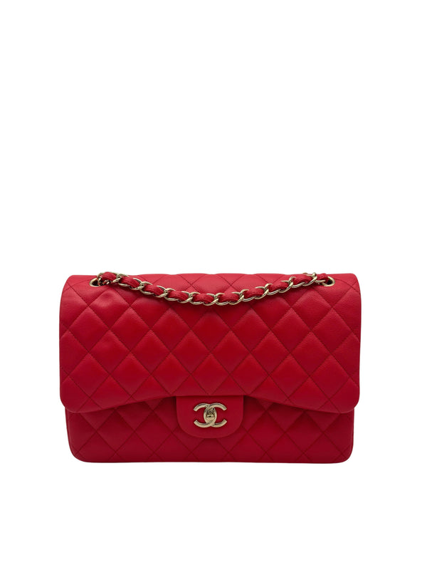 Bolso Chanel Jumbo clásico de piel caviar rojo con herrajes dorados, full set, disponible en Marbella // Chanel Classic Jumbo red caviar leather bag with gold-tone hardware, full set available in Marbella