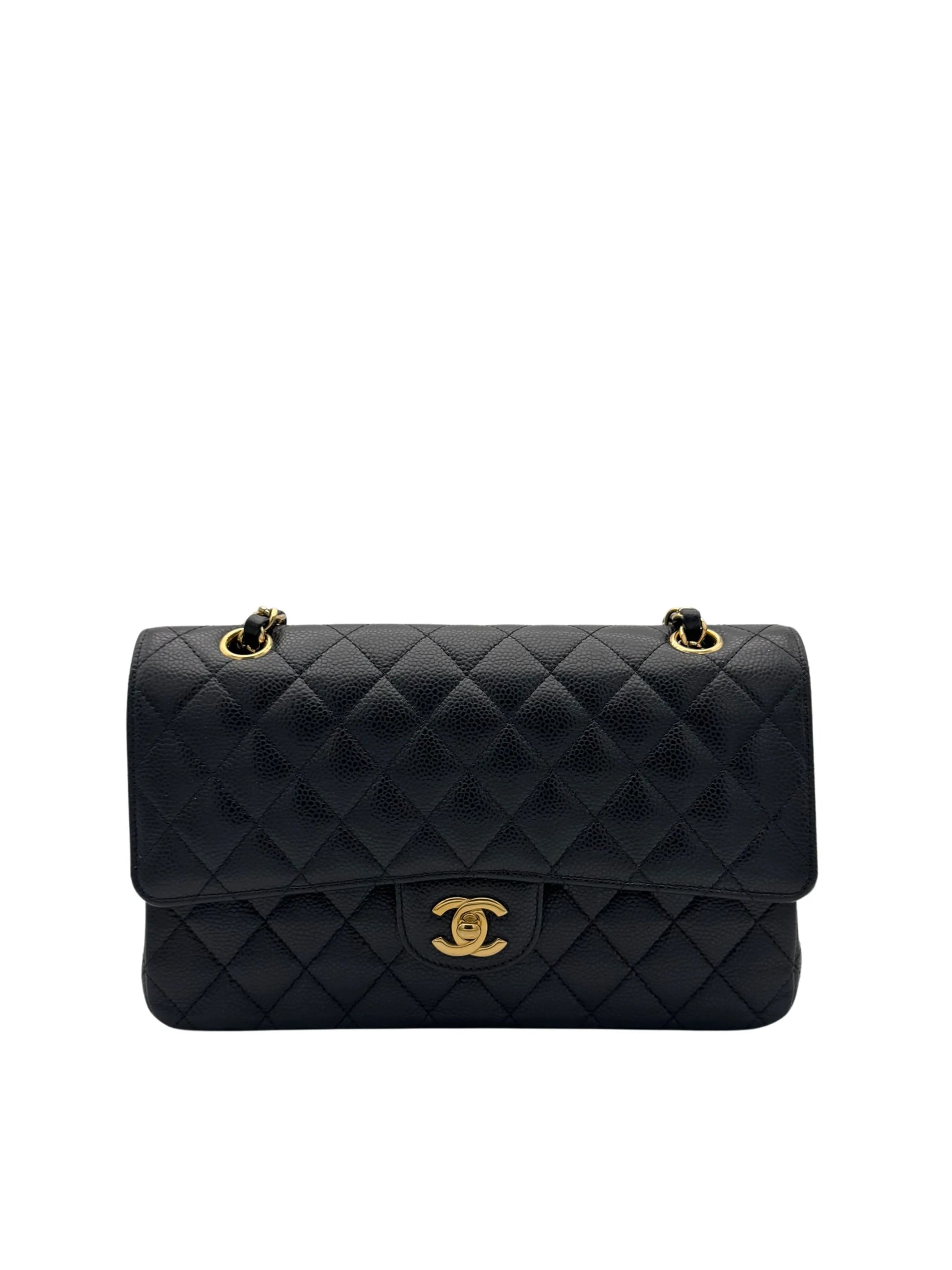 Bolso Chanel mediano clásico de piel caviar negra con herrajes dorados, full set, disponible en Marbella // Chanel Classic medium black caviar leather bag with gold-tone hardware, full set available in Marbella