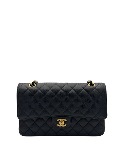 Bolso Chanel mediano clásico de piel caviar negra con herrajes dorados, full set, disponible en Marbella // Chanel Classic medium black caviar leather bag with gold-tone hardware, full set available in Marbella