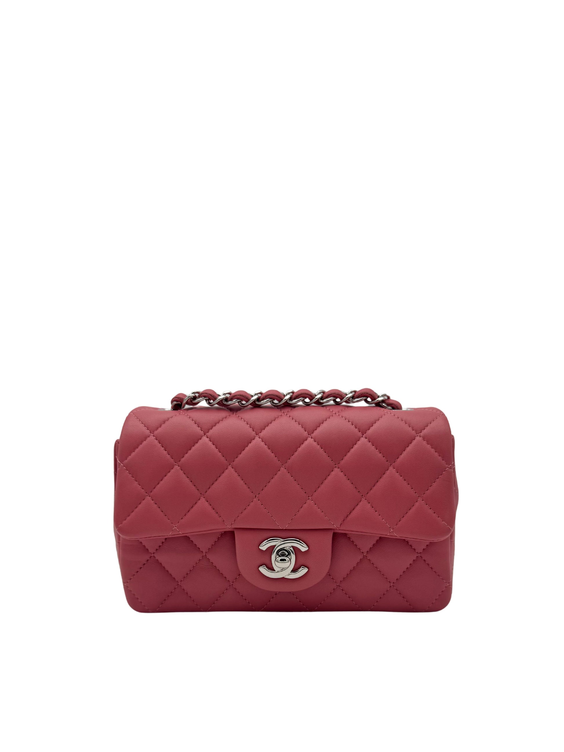 Bolso Chanel mini rectangular rosa de piel cordero con herrajes plateados, disponible en Marbella // Chanel Classic Mini Rectangle pink lambskin bag with silver-tone hardware, available in Marbella