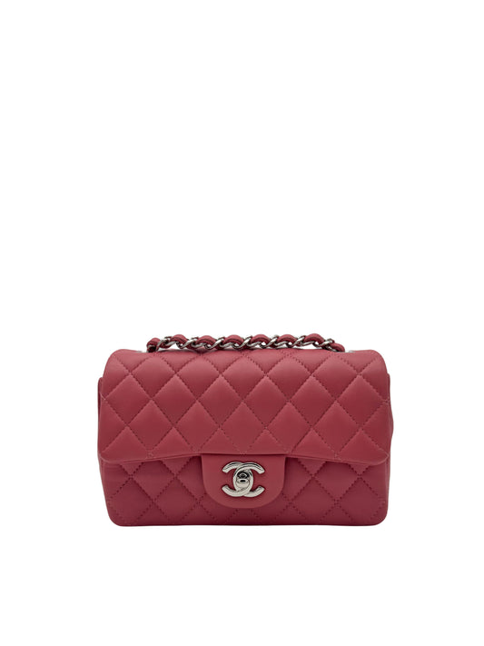 Bolso Chanel mini rectangular rosa de piel cordero con herrajes plateados, disponible en Marbella // Chanel Classic Mini Rectangle pink lambskin bag with silver-tone hardware, available in Marbella