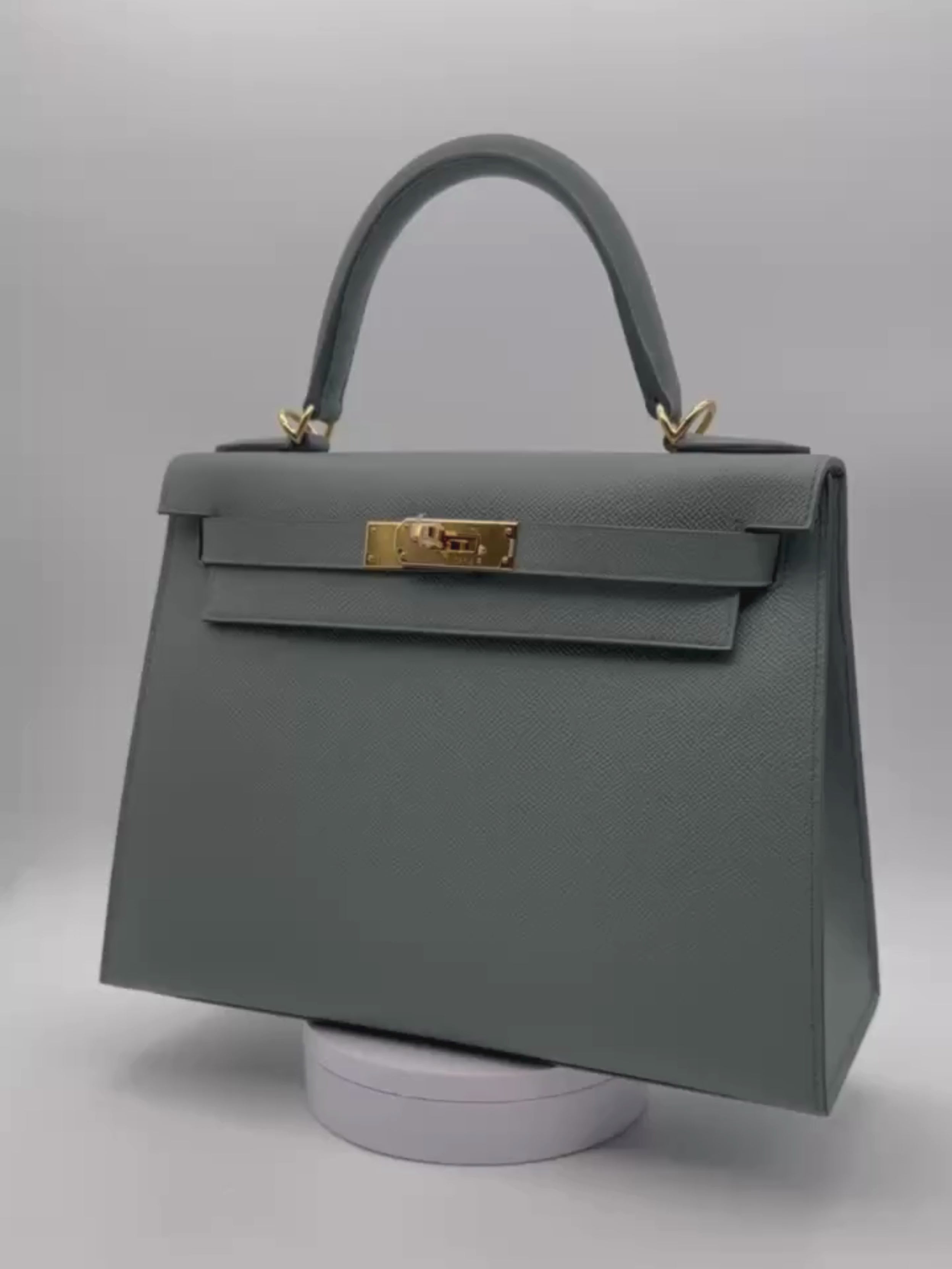 Hermès Kelly 28 Epsom Verde Almendra Herraje Dorado