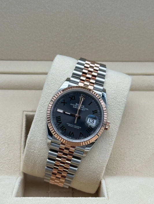 Rolex Datejust 36mm con esfera Wimbledon, acero y oro rosa, bisel estriado y brazalete jubilee. Año 2024, como nuevo, con caja y garantía.
