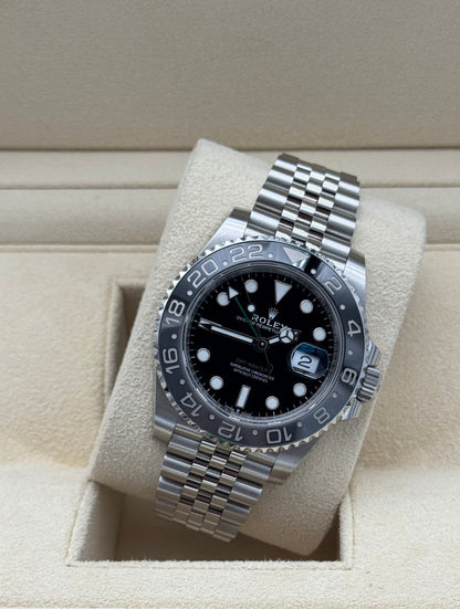 Rolex GMT-Master II Bruce Wayne 126710GRNR nuevo año 2025 con brazalete Jubilee y bisel gris y negro // New 2025 Rolex GMT-Master II Bruce Wayne 126710GRNR with Jubilee bracelet.