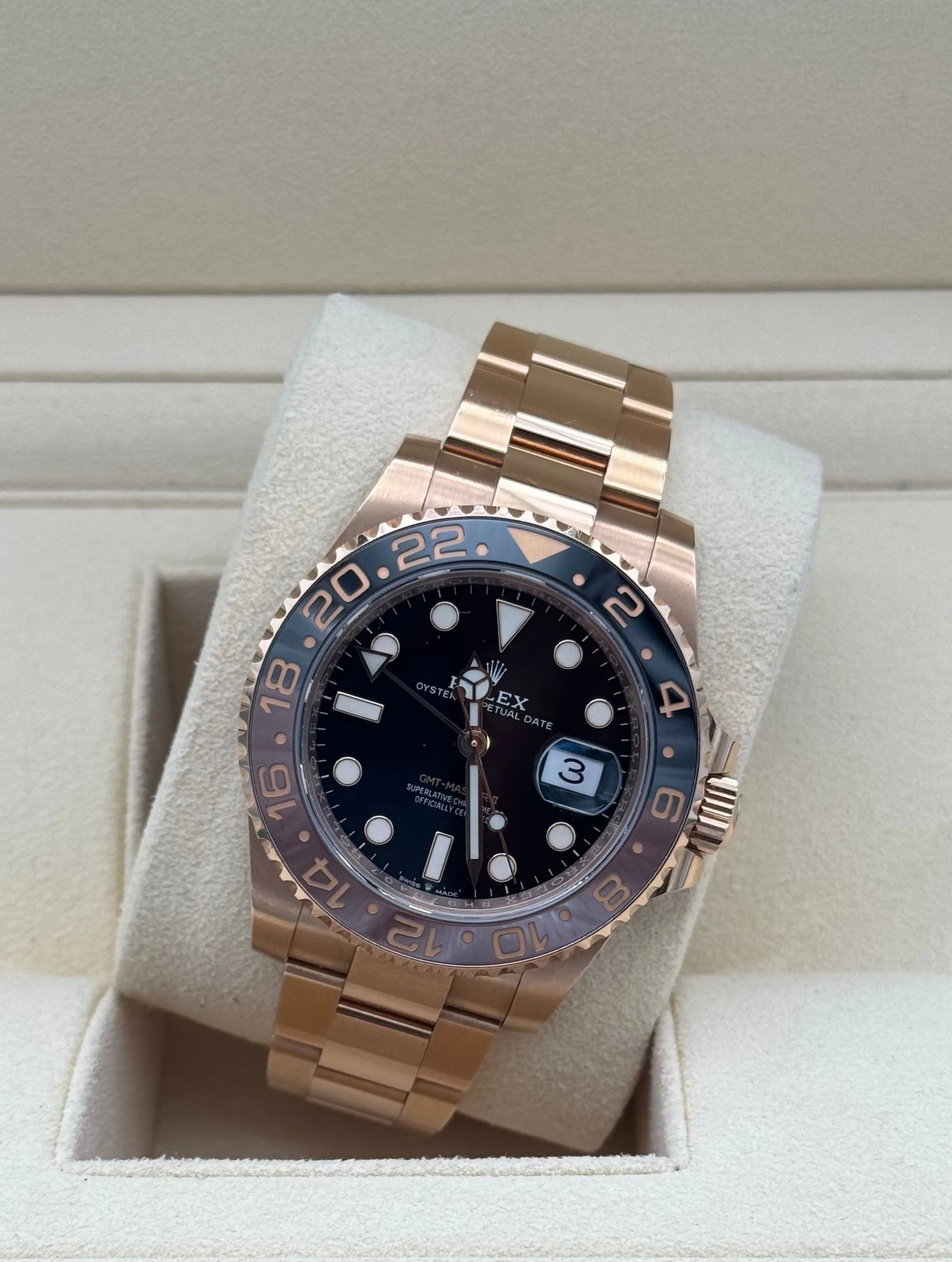 Rolex GMT-Master II Root Beer 126715CHNR de 2018 en oro rosa con bisel negro y marrón, brazalete Oyster, caja y tarjeta de garantía