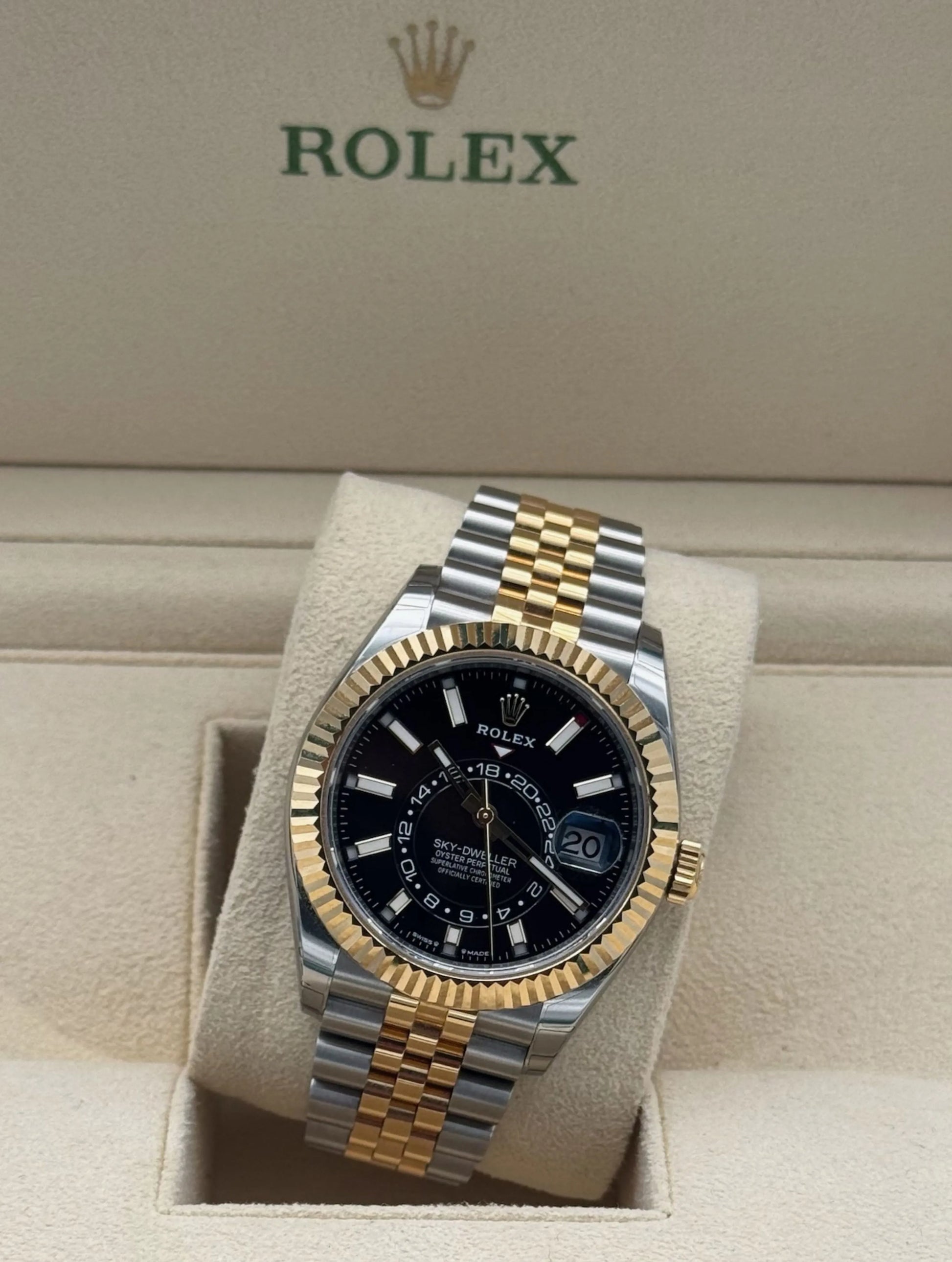 Rolex Sky-Dweller acero y oro con esfera verde, año 2025, brazalete Jubilee. Rolex Sky-Dweller green dial, 2025, Jubilee bracelet.