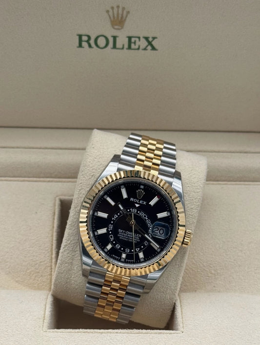 Rolex Sky-Dweller acero y oro con esfera verde, año 2025, brazalete Jubilee. Rolex Sky-Dweller green dial, 2025, Jubilee bracelet.