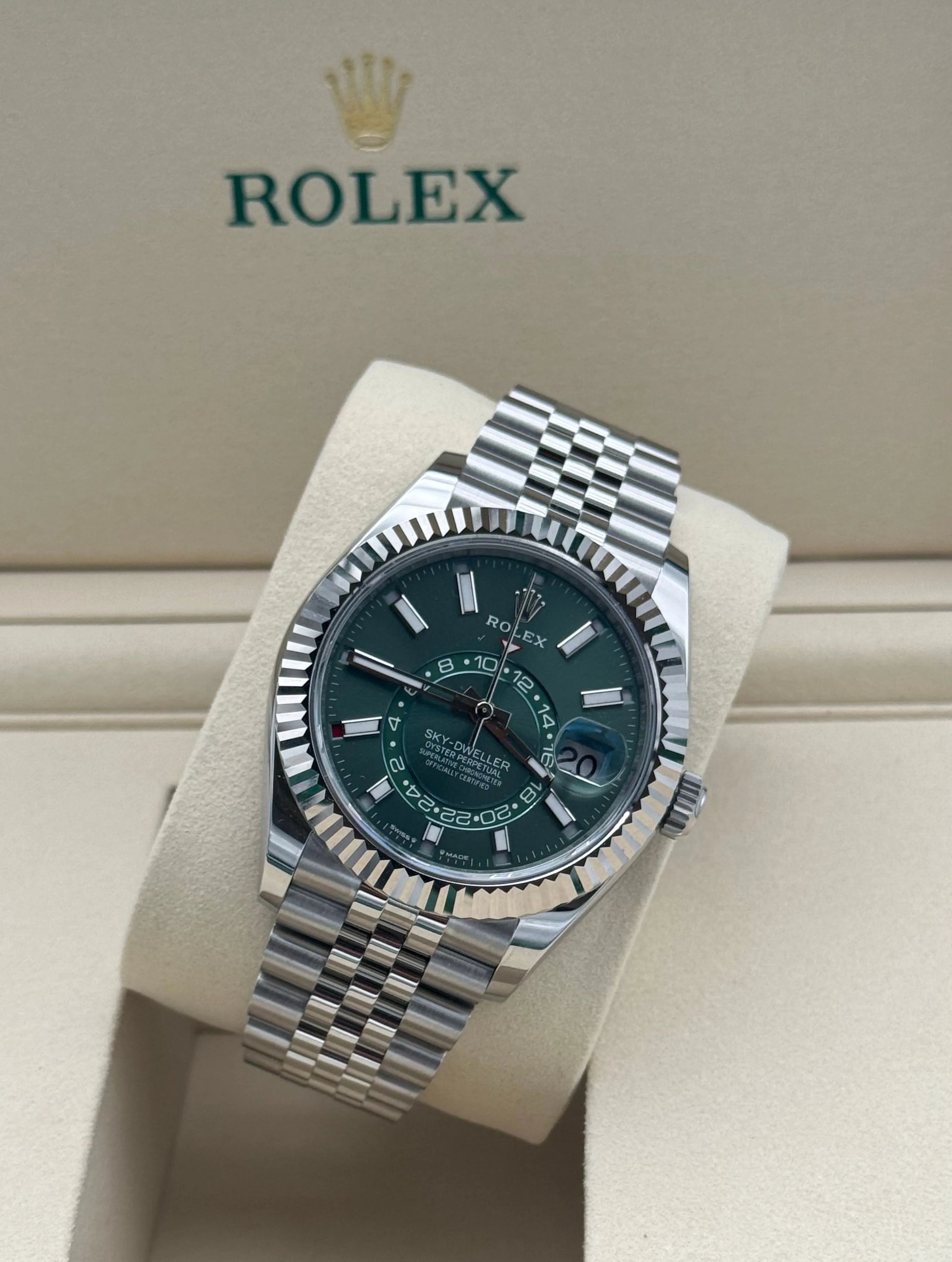 Rolex Sky-Dweller acero y oro con esfera verde, año 2025, brazalete Jubilee. Rolex Sky-Dweller green dial, 2025, Jubilee bracelet.