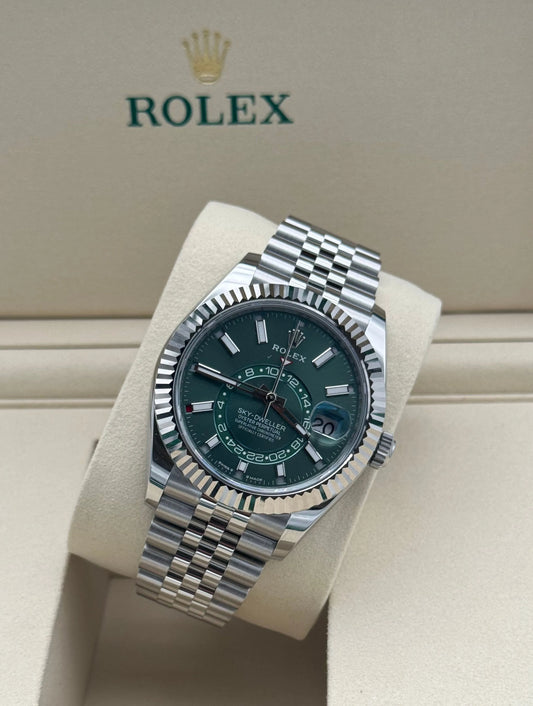 Rolex Sky-Dweller acero y oro con esfera verde, año 2025, brazalete Jubilee. Rolex Sky-Dweller green dial, 2025, Jubilee bracelet.