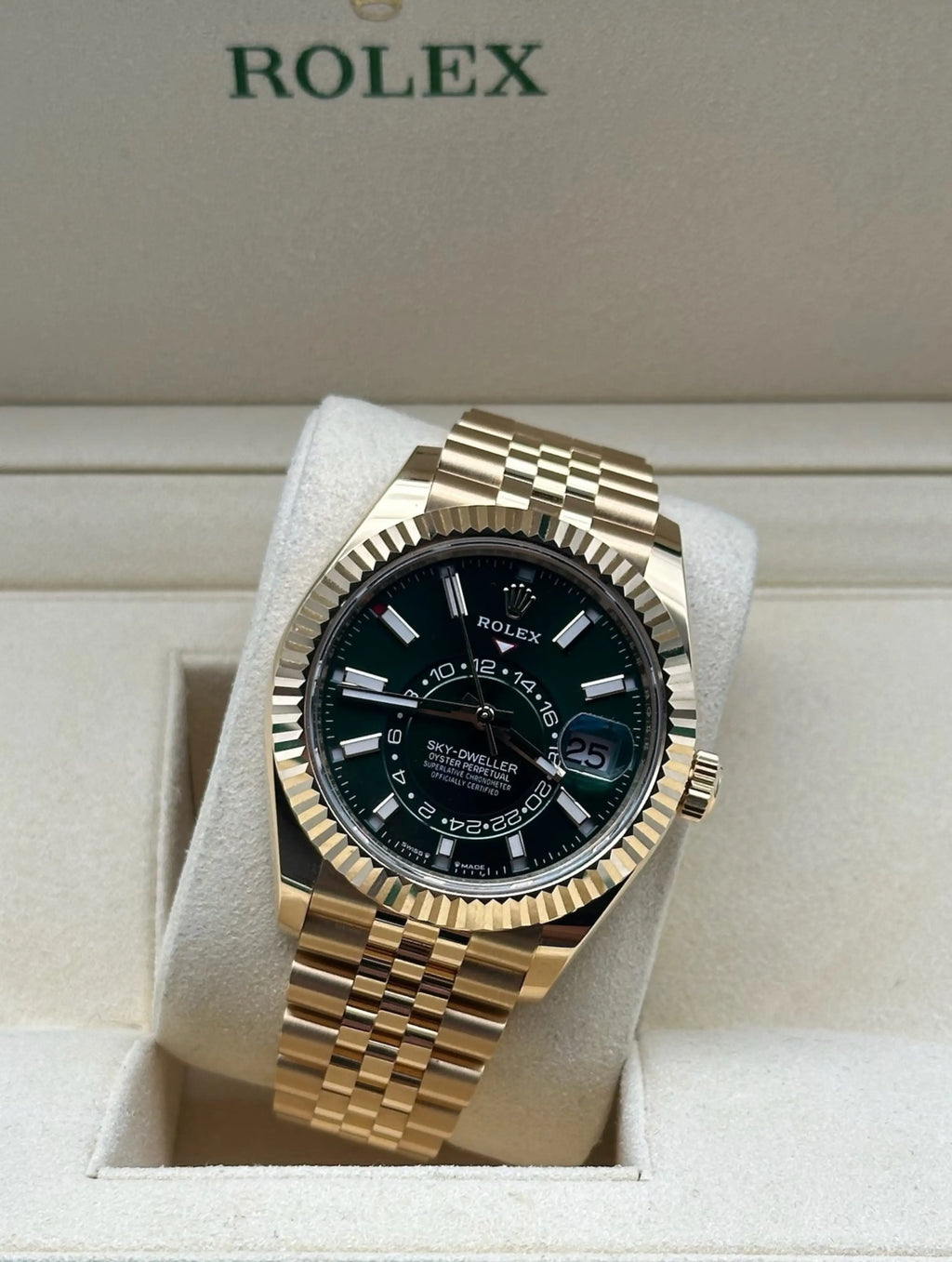 Rolex Sky-Dweller oro con esfera verde, año 2025, brazalete Jubilee. Rolex Sky-Dweller green dial, 2025, Jubilee bracelet.